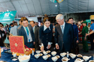 Các đại biểu thưởng thức trà của thương hiệu Đôi Dép tại Lễ hội “Sâm và hương dược liệu Quốc tế 2024”.