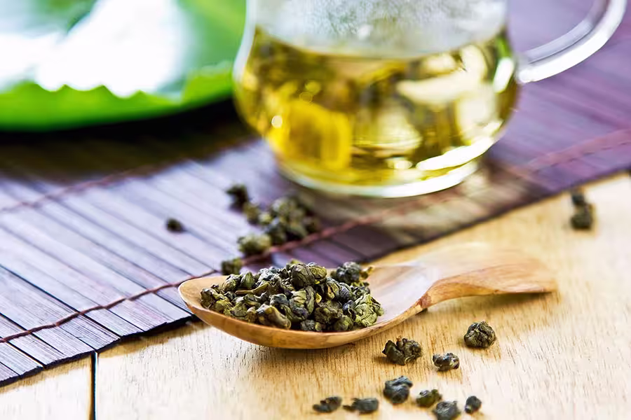 So với tách trà nóng thông thường, thì trà ủ lạnh mang lại nhiều lợi ích cho sức khoẻ